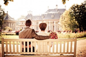couple-sitting-on-bench